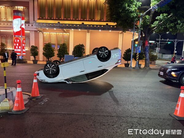 ▲陳姓男子駕駛一部自小客車於台南市北區西門路、和緯路口翻覆，所幸無人受困，陳姓駕駛左膝受傷但無酒駕情形。（記者林東良翻攝，下同）