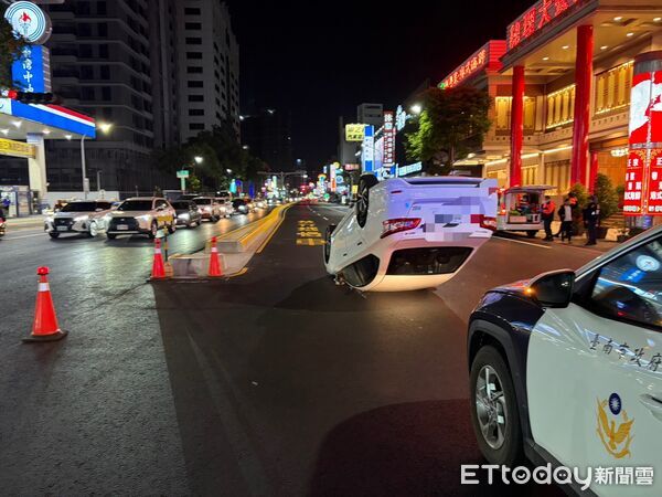 ▲陳姓男子駕駛一部自小客車於台南市北區西門路、和緯路口翻覆，所幸無人受困，陳姓駕駛左膝受傷但無酒駕情形。（記者林東良翻攝，下同）