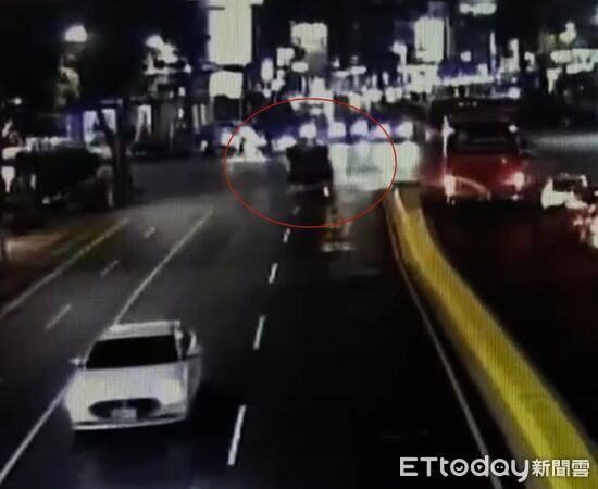 ▲陳姓男子駕駛一部自小客車於台南市北區西門路、和緯路口翻覆，所幸無人受困，陳姓駕駛左膝受傷但無酒駕情形。（記者林東良翻攝，下同）