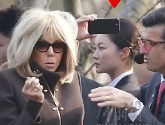 ▲嚴月霞陪同法國第一夫人碧姬。（圖／翻攝自微，上同）