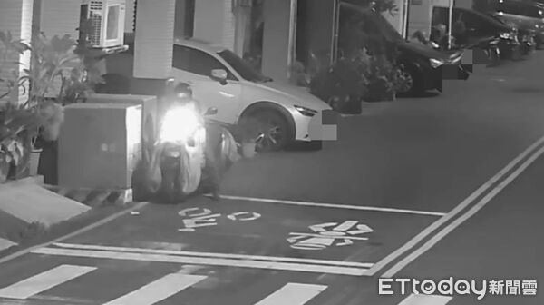 ▲▼顏姓婦人利用凌晨時段，將飼料或廚餘放置在路口的變電箱餵食流浪貓犬，不料卻引來鼠患導致懷境髒亂。（圖／記者吳世龍翻攝）