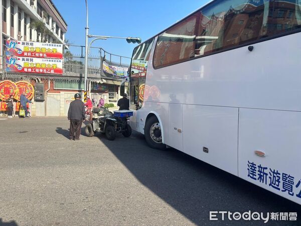 ▲大客車左轉時與對側欲右轉的農耕車發生碰撞，所幸未造成嚴重傷亡。（圖／記者翁伊森翻攝）