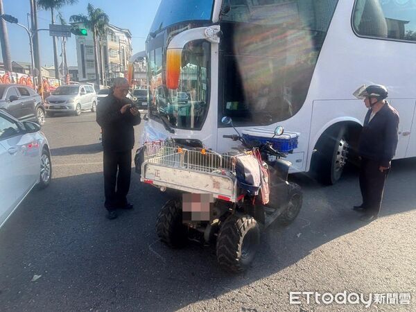 ▲遊覽車左轉時與對側欲右轉的農耕車發生碰撞，所幸未造成嚴重傷亡。（圖／記者翁伊森翻攝）