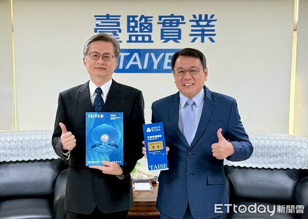 ▲台鹽蟬聯TCSA永續報告金級獎，累計八金一銀，成為傳統製造業永續典範。（記者林東良翻攝，下同）