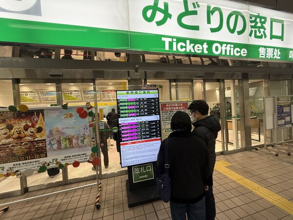 ▲▼台灣旅客在仙台碰到7.6強震，新幹線停駛，旅客排隊換票。（圖／讀者黃小姐提供，請勿翻攝，以免侵權）