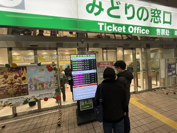 ▲▼台灣旅客在仙台碰到7.6強震，新幹線停駛，旅客排隊換票。（圖／讀者黃小姐提供，請勿翻攝，以免侵權）