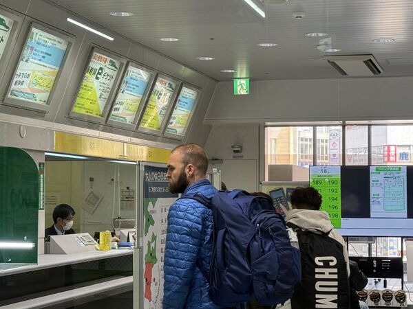 ▲▼台灣旅客在仙台碰到7.6強震，新幹線停駛，旅客排隊換票。（圖／讀者黃小姐提供，請勿翻攝，以免侵權）