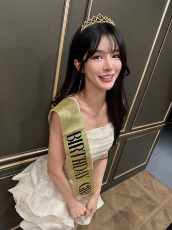 ▲琳妲收到寫上自家品牌的蛋糕。（圖／樂天桃猿）