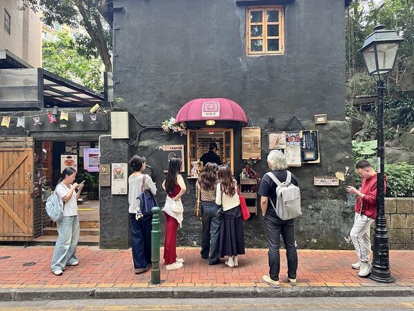 ▲▼澳門官也街美食「何老師窗台咖啡」，窗前現拉花，開心果甜筒卡布奇諾風靡IG圈。（圖／部落客小虎提供）