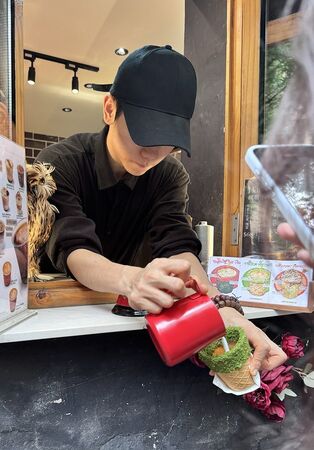 ▲▼澳門官也街美食「何老師窗台咖啡」，窗前現拉花，開心果甜筒卡布奇諾風靡IG圈。（圖／部落客小虎提供）