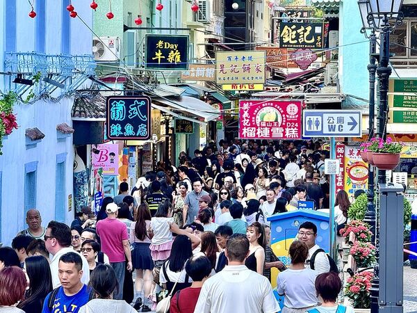 ▲▼澳門官也街美食「何老師窗台咖啡」，窗前現拉花，開心果甜筒卡布奇諾風靡IG圈。（圖／部落客小虎提供）