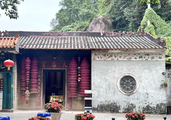 ▲▼澳門官也街美食「何老師窗台咖啡」，窗前現拉花，開心果甜筒卡布奇諾風靡IG圈。（圖／部落客小虎提供）