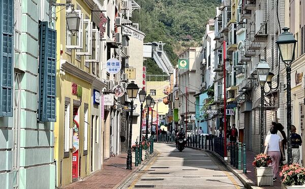 ▲▼澳門官也街美食「何老師窗台咖啡」，窗前現拉花，開心果甜筒卡布奇諾風靡IG圈。（圖／部落客小虎提供）