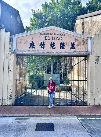 ▲▼澳門官也街美食「何老師窗台咖啡」，窗前現拉花，開心果甜筒卡布奇諾風靡IG圈。（圖／部落客小虎提供）