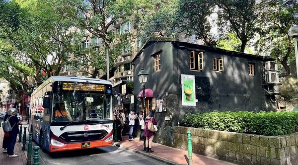 ▲▼澳門官也街美食「何老師窗台咖啡」，窗前現拉花，開心果甜筒卡布奇諾風靡IG圈。（圖／部落客小虎提供）