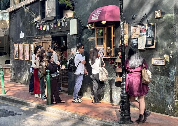 ▲▼澳門官也街美食「何老師窗台咖啡」，窗前現拉花，開心果甜筒卡布奇諾風靡IG圈。（圖／部落客小虎提供）