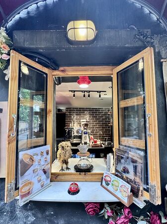 ▲▼澳門官也街美食「何老師窗台咖啡」，窗前現拉花，開心果甜筒卡布奇諾風靡IG圈。（圖／部落客小虎提供）