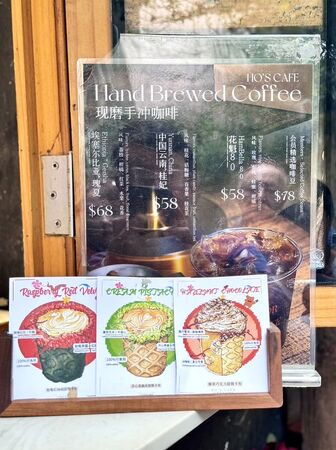 ▲▼澳門官也街美食「何老師窗台咖啡」，窗前現拉花，開心果甜筒卡布奇諾風靡IG圈。（圖／部落客小虎提供）