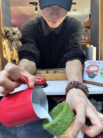 ▲▼澳門官也街美食「何老師窗台咖啡」，窗前現拉花，開心果甜筒卡布奇諾風靡IG圈。（圖／部落客小虎提供）