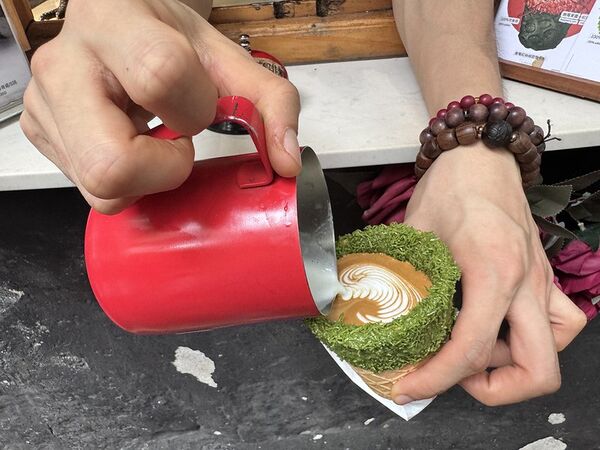 ▲▼澳門官也街美食「何老師窗台咖啡」，窗前現拉花，開心果甜筒卡布奇諾風靡IG圈。（圖／部落客小虎提供）