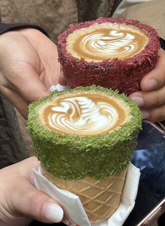 ▲▼澳門官也街美食「何老師窗台咖啡」，窗前現拉花，開心果甜筒卡布奇諾風靡IG圈。（圖／部落客小虎提供）