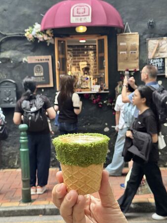 ▲▼澳門官也街美食「何老師窗台咖啡」，窗前現拉花，開心果甜筒卡布奇諾風靡IG圈。（圖／部落客小虎提供）