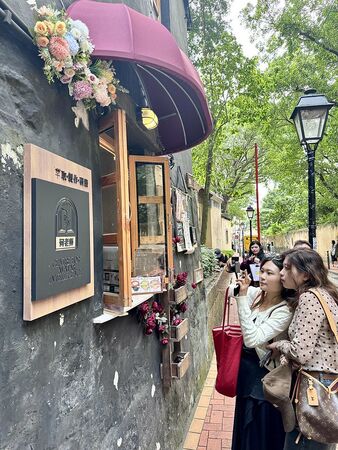 ▲▼澳門官也街美食「何老師窗台咖啡」，窗前現拉花，開心果甜筒卡布奇諾風靡IG圈。（圖／部落客小虎提供）