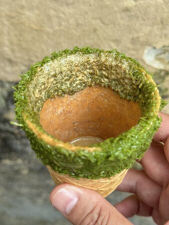 ▲▼澳門官也街美食「何老師窗台咖啡」，窗前現拉花，開心果甜筒卡布奇諾風靡IG圈。（圖／部落客小虎提供）