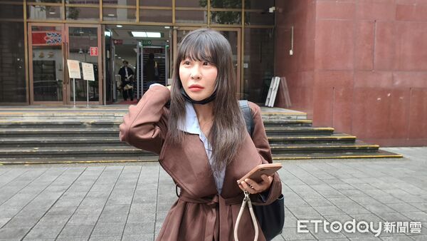 ▲▼「仙塔律師」李宜諪涉替靈骨塔詐團主嫌洩密、洗錢，今（9日）到台北地院第3度出庭，逆轉改口全部認罪。（圖／記者黃哲民攝）