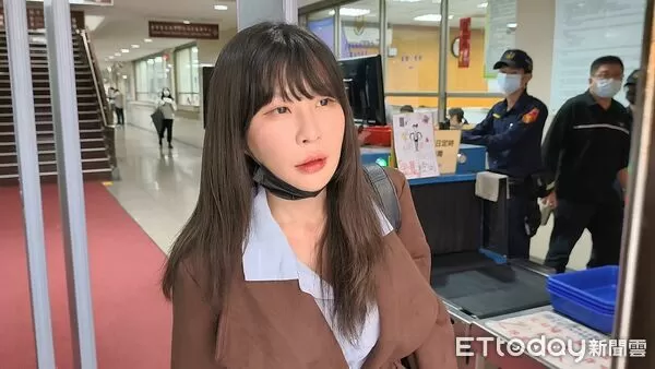 ▲▼「仙塔律師」李宜諪涉替靈骨塔詐團主嫌洩密、洗錢，今（9日）到台北地院第3度出庭，逆轉改口全部認罪。（圖／記者黃哲民攝）