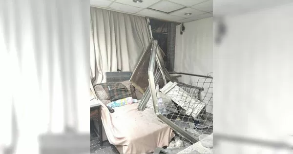 板橋住家受氣爆波及，家中玻璃全碎，宛如遭戰火轟炸。（圖／翻攝畫面）