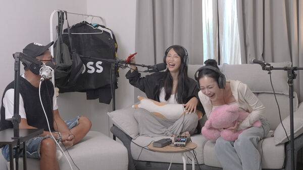 ▲王思佳(右)上咪妃的節目。（圖／台北海大提供）