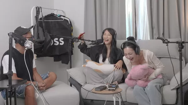 ▲王思佳(右)上咪妃的節目。（圖／台北海大提供）