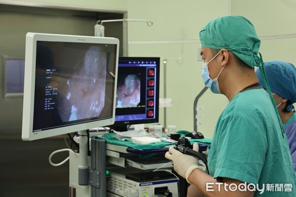 ▲▼花蓮慈院「消化管早期癌精準防治與微創治療」講座，主持人與民眾互動熱絡，加強健康觀念的印象。（圖／慈濟醫學中心提供，下同）