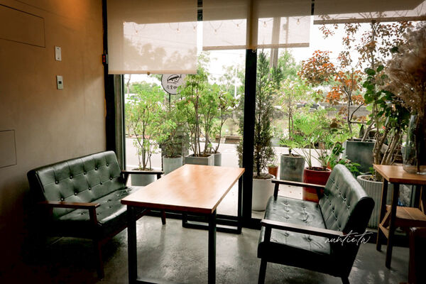 ▲▼宜蘭員山下午茶推薦「花室咖啡」，滿滿綠色植栽，香甜大份量超厚鬆餅。（圖／部落客水晶提供）