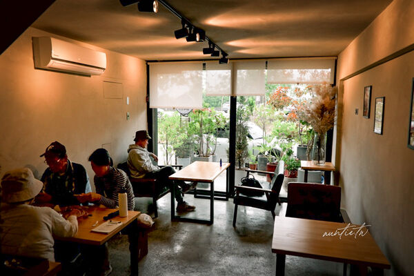 ▲▼宜蘭員山下午茶推薦「花室咖啡」，滿滿綠色植栽，香甜大份量超厚鬆餅。（圖／部落客水晶提供）