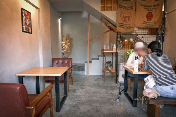 ▲▼宜蘭員山下午茶推薦「花室咖啡」，滿滿綠色植栽，香甜大份量超厚鬆餅。（圖／部落客水晶提供）