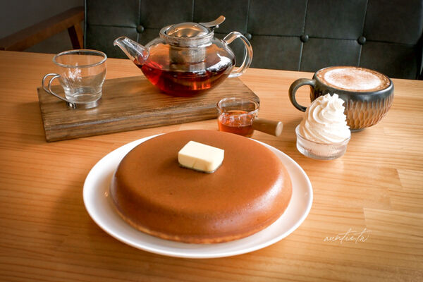 ▲▼宜蘭員山下午茶推薦「花室咖啡」，滿滿綠色植栽，香甜大份量超厚鬆餅。（圖／部落客水晶提供）