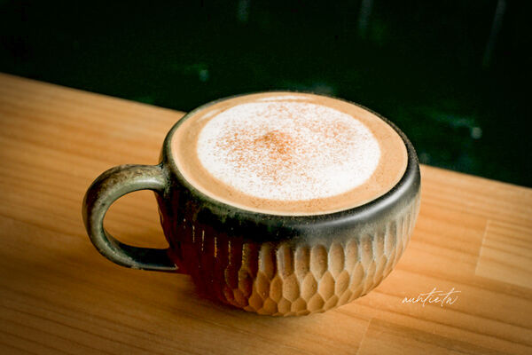 ▲▼宜蘭員山下午茶推薦「花室咖啡」，滿滿綠色植栽，香甜大份量超厚鬆餅。（圖／部落客水晶提供）