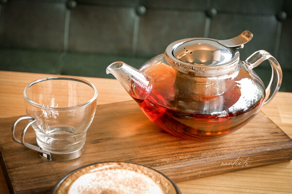 ▲▼宜蘭員山下午茶推薦「花室咖啡」，滿滿綠色植栽，香甜大份量超厚鬆餅。（圖／部落客水晶提供）