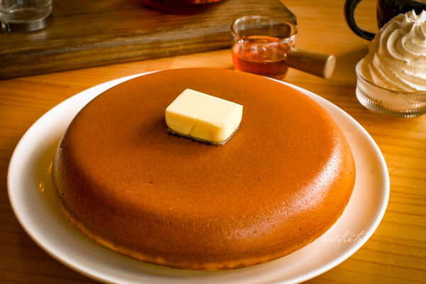 ▲▼宜蘭員山下午茶推薦「花室咖啡」，滿滿綠色植栽，香甜大份量超厚鬆餅。（圖／部落客水晶提供）