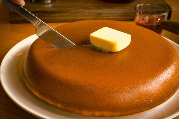 ▲▼宜蘭員山下午茶推薦「花室咖啡」，滿滿綠色植栽，香甜大份量超厚鬆餅。（圖／部落客水晶提供）