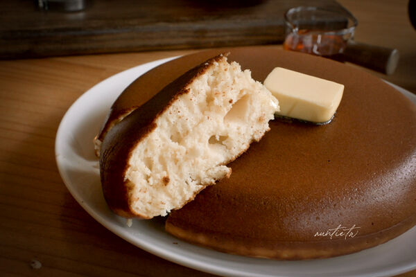 ▲▼宜蘭員山下午茶推薦「花室咖啡」，滿滿綠色植栽，香甜大份量超厚鬆餅。（圖／部落客水晶提供）