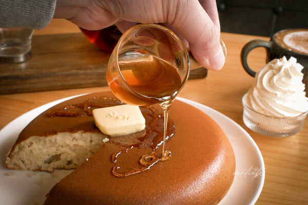 ▲▼宜蘭員山下午茶推薦「花室咖啡」，滿滿綠色植栽，香甜大份量超厚鬆餅。（圖／部落客水晶提供）