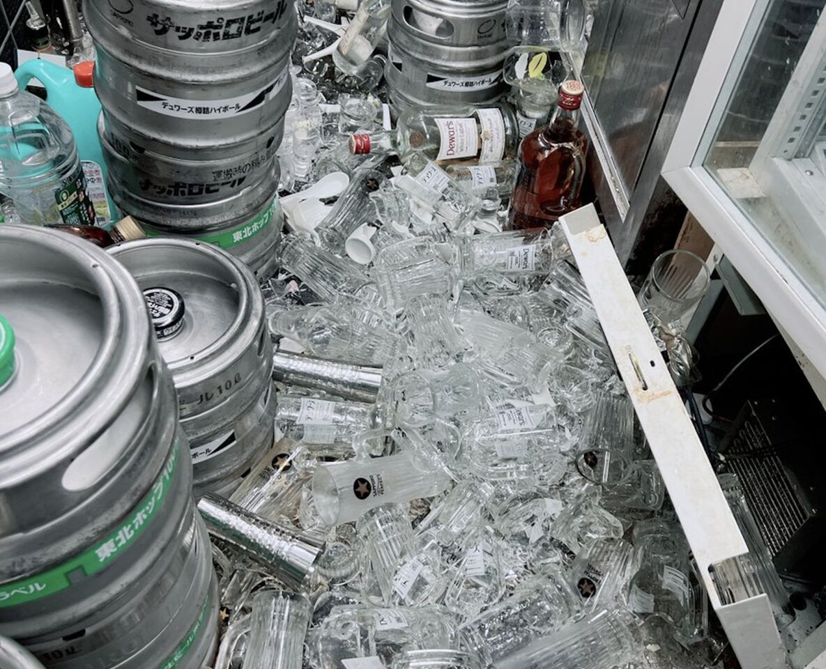 青森強震影片曝!災後釀森林大火 居酒屋啤酒杯砸碎一地
