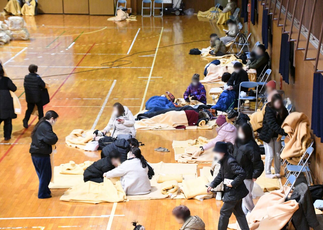 青森強震地鳴狂響!自衛隊基地「湧600人避難」 277車擠滿停機坪