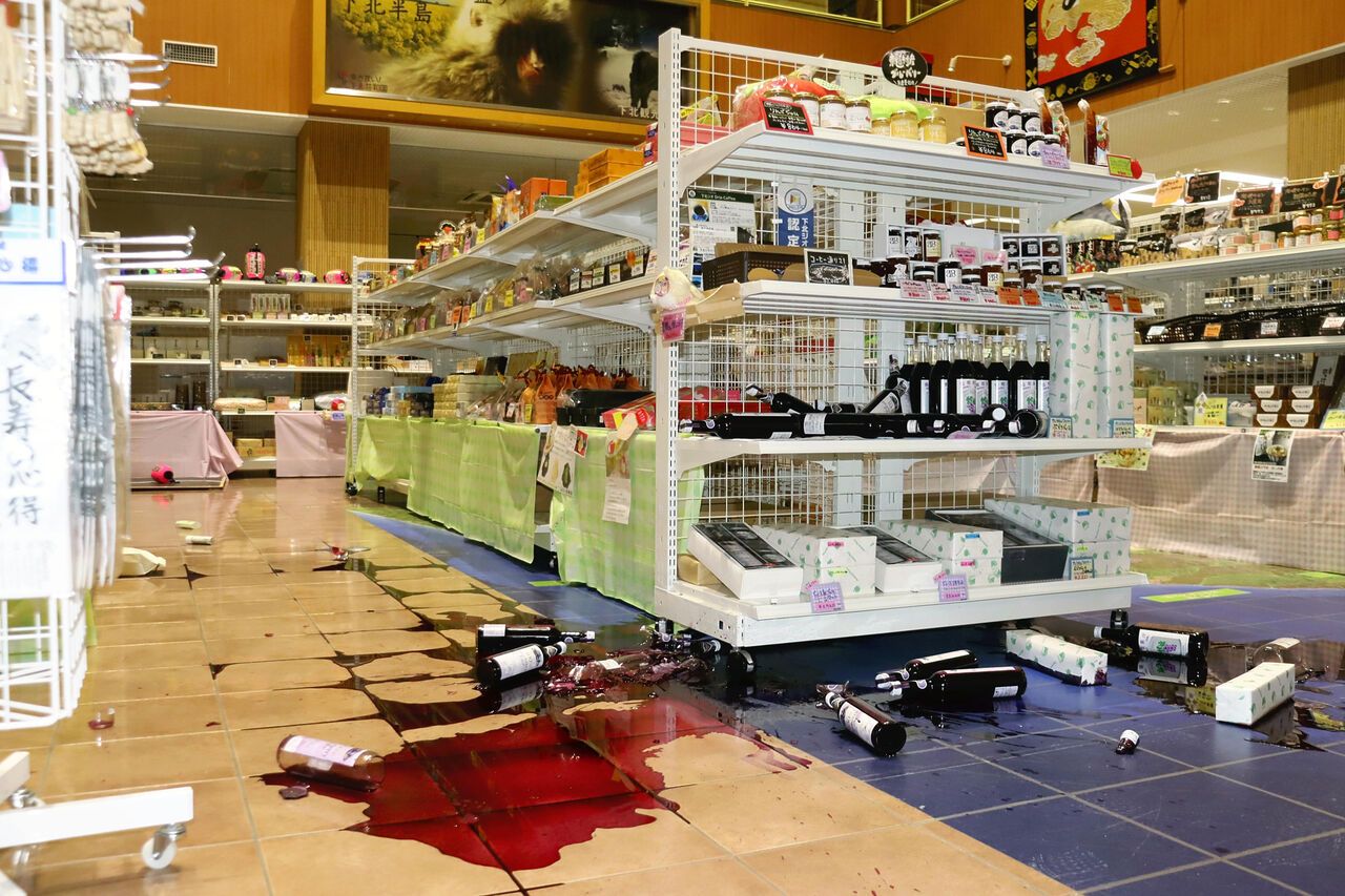 日本青森外海深夜強震 居民逃難「擠爆超商」!瘋搶飯糰、麵包