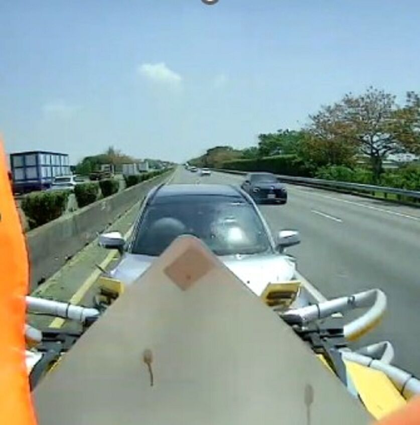 ▲▼4月16日國1北254公里處緩撞車遭開啟ADAS小客車追撞。（圖／高公局提供）