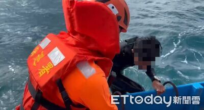 衝浪客被捲外海沒力了！受困海上揮手求救　海巡聯手漁民救人