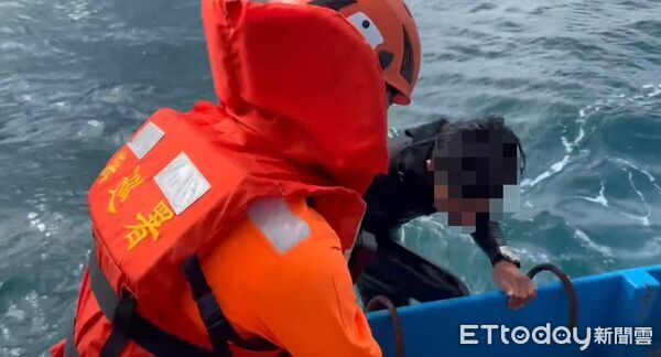 ▲金樽衝浪客受困海上，海巡緊急救援。（圖／記者楊晨東翻攝）